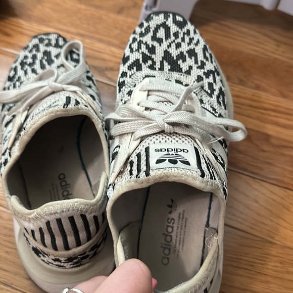 Super cute adidas shoes.6.5 - Picture 4 of 9